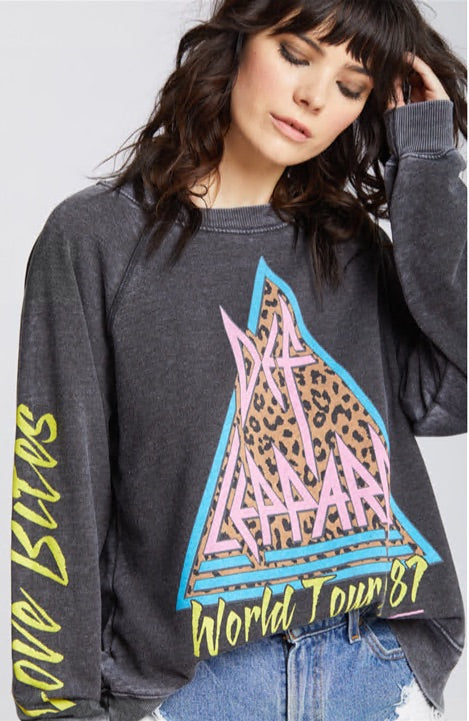 Perfect oversized fit in this vintage, soft fabric. Polyester, cotton and spandex